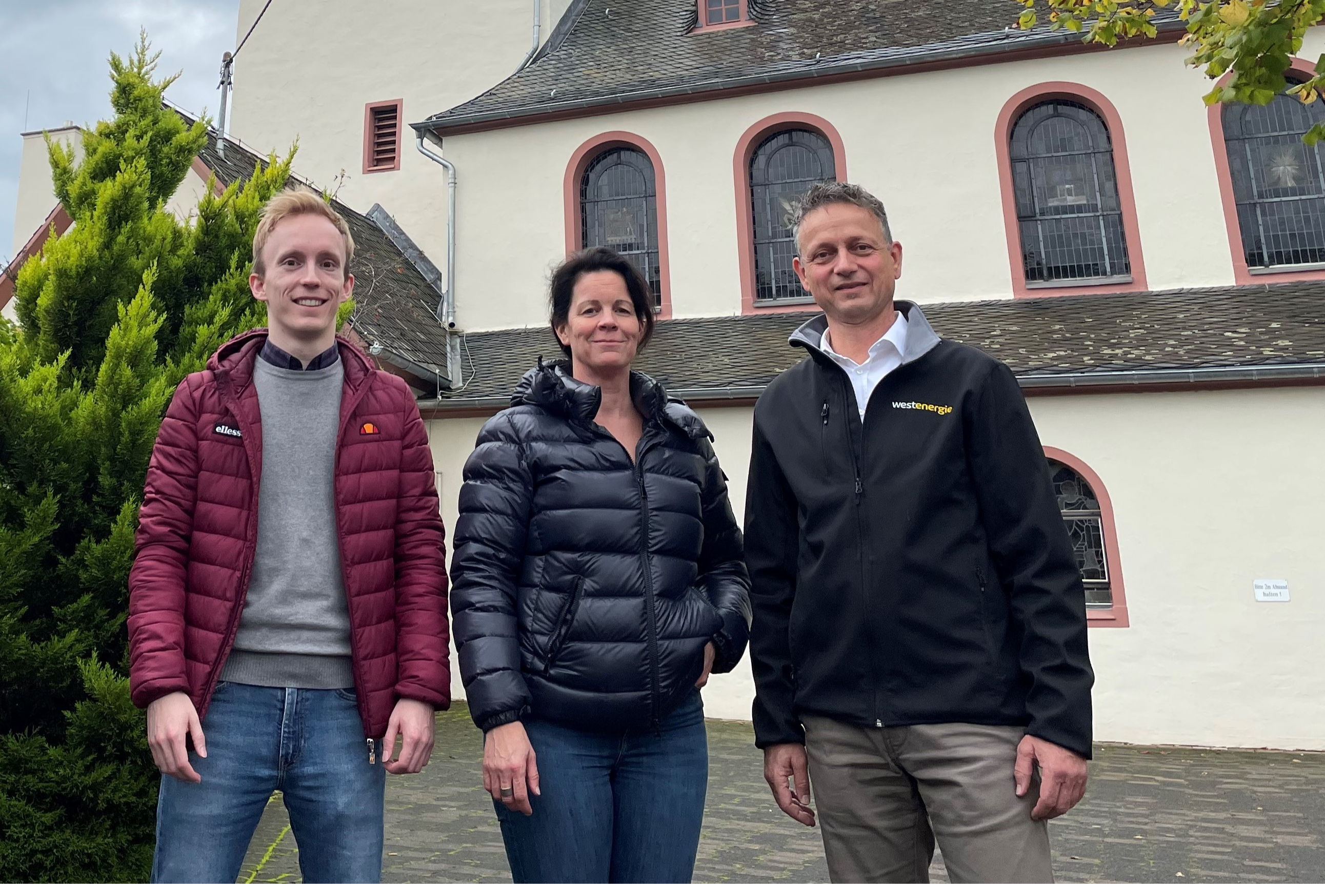 Westenergie setzt Katholische Pfarrkirche St. Nikolaus in Kasel mit neuen LED-Strahlern energieeffizient in Szene